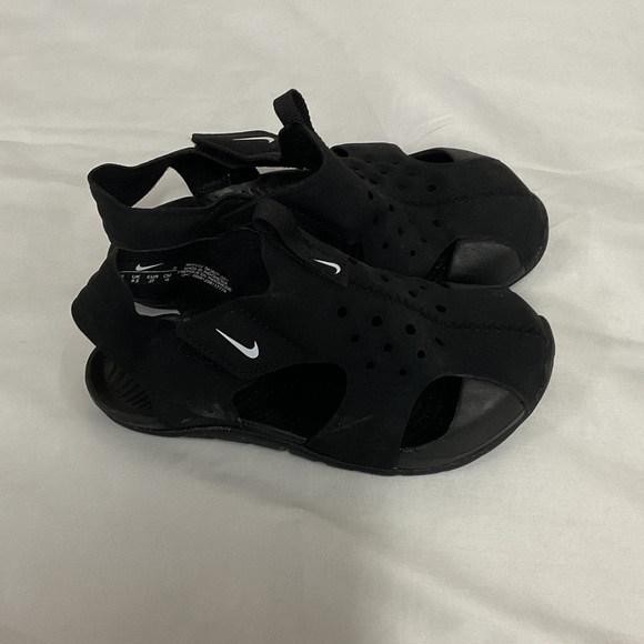 NWOT Boys Nike sandals with Velcro strap around the ankle - Picture 1 of 6